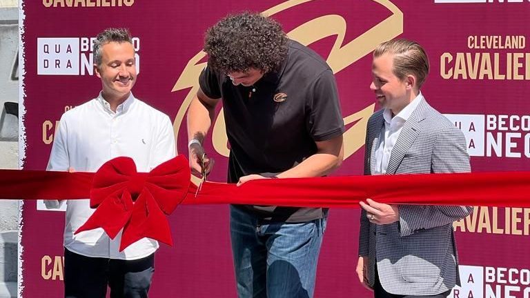 CEO dos Cavs, Varejão e Rodrigo Vicentini inauguram quadra no Beco do Nego / Ludmila Candal
