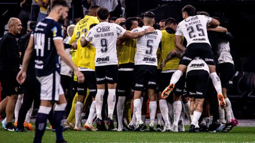 Jogadores do Corinthians abraçam Cuca após a classificação