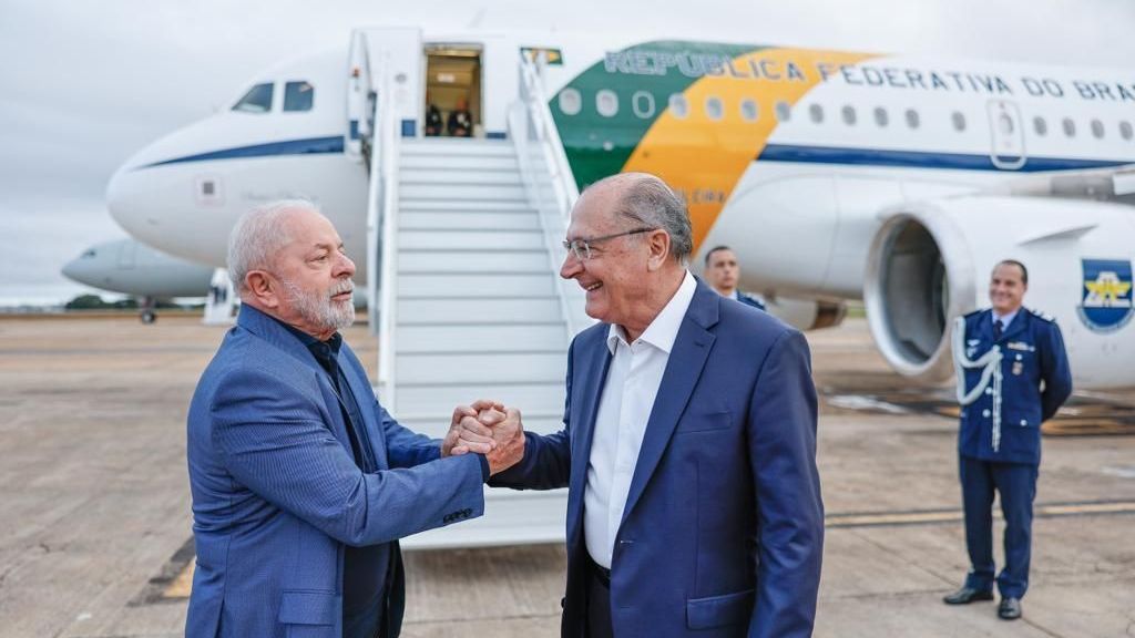 Presidente Luiz Inácio Lula da Silva (PT) cumprimenta seu vice Geraldo Alckmin (PSB) antes de embarcar para a China.