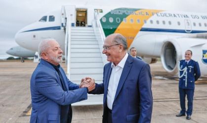 Presidente Luiz Inácio Lula da Silva (PT) cumprimenta seu vice Geraldo Alckmin (PSB) antes de embarcar para a China.