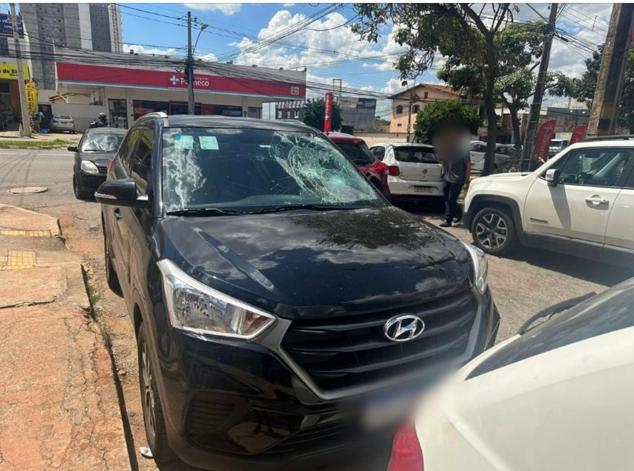 Carro de Raíssa Brandão danificado pelo ex-namorado, Douglas Ferreira. Polícia Civil