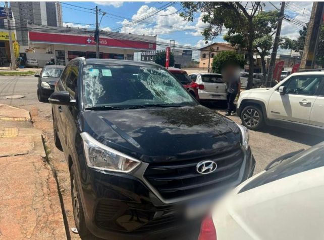 Carro de Raíssa Brandão danificado pelo ex-namorado, Douglas Ferreira. Polícia Civil