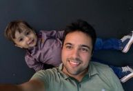 Pai utiliza inteligência artificial para ajudar filho a parar de chupar o dedo