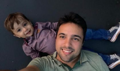 Imagem de destaque do post: Pai utiliza inteligência artificial para ajudar filho a parar de chupar o dedo