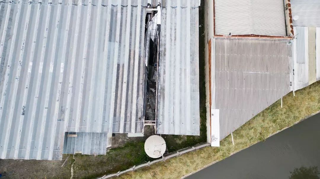 Foto aérea do pronto-socorro infantil de Itapevi após a queda de uma telha