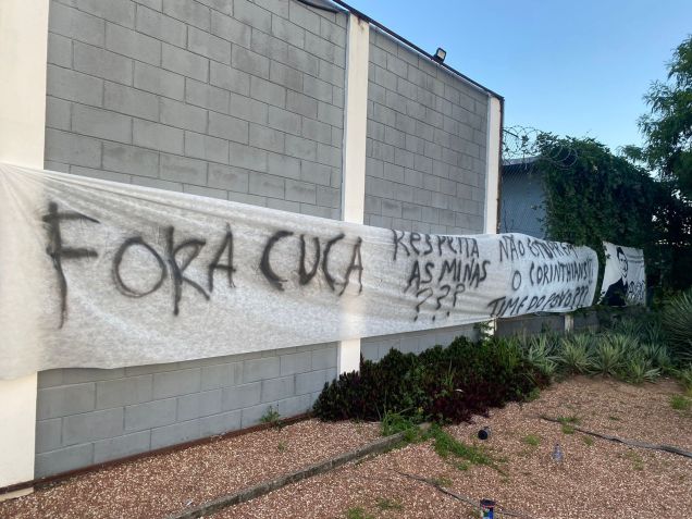 Faixas contra Cuca no muro do CT Dr. Joaquim Grava / Adriana de Lucca/CNN