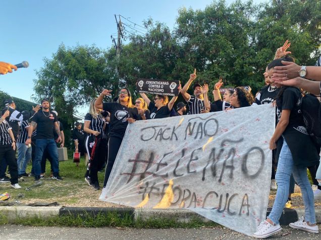 Protesto de torcedoras do Corinthians em frente ao CT na apresentação do técnico Cuca / Adriana de Lucca/CNN