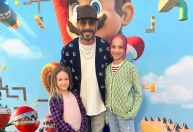 Aos 9 anos, filha de integrante dos Backstreet Boys adota nome masculino e recebe apoio do pai