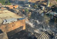 Incêndio atinge comunidade na zona leste de SP; bombeiros atuam no local