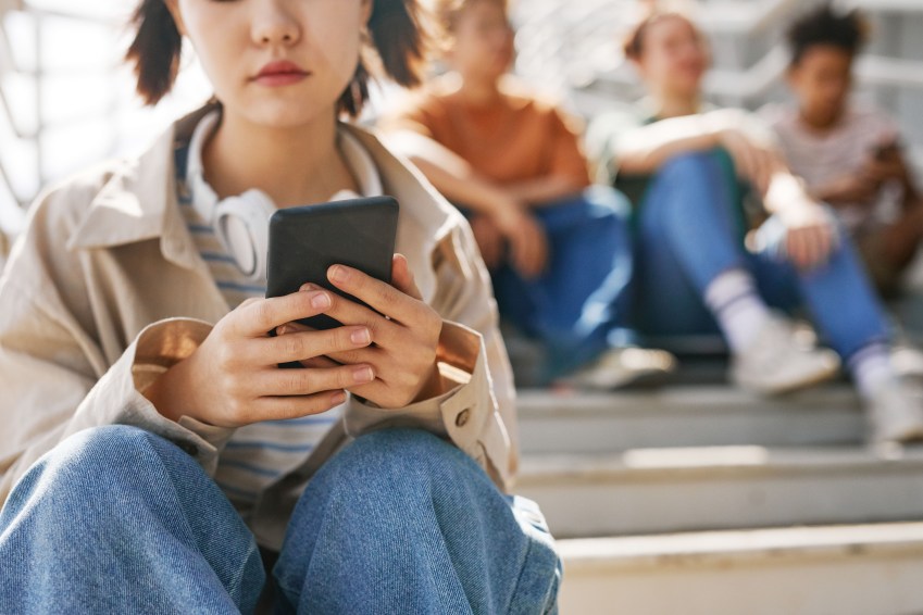 Órgão de saúde americanos divulgaram orientações recomendando que os adolescentes fossem treinados nas redes sociais antes de usá-las/ SeventyFour/Getty Images