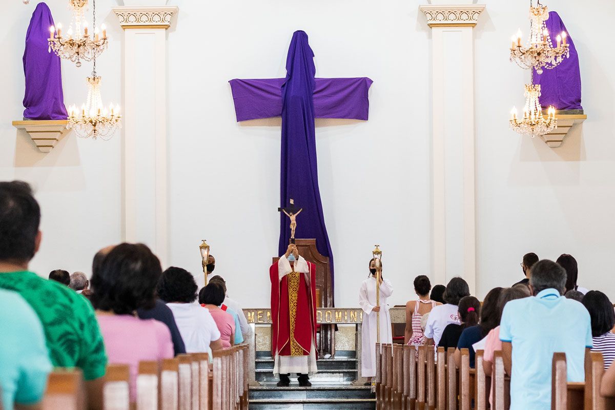 Cerimônia de Adoração da Santa Cruz é momento sóbrio para os católicos/ Diocese de Uruaçu