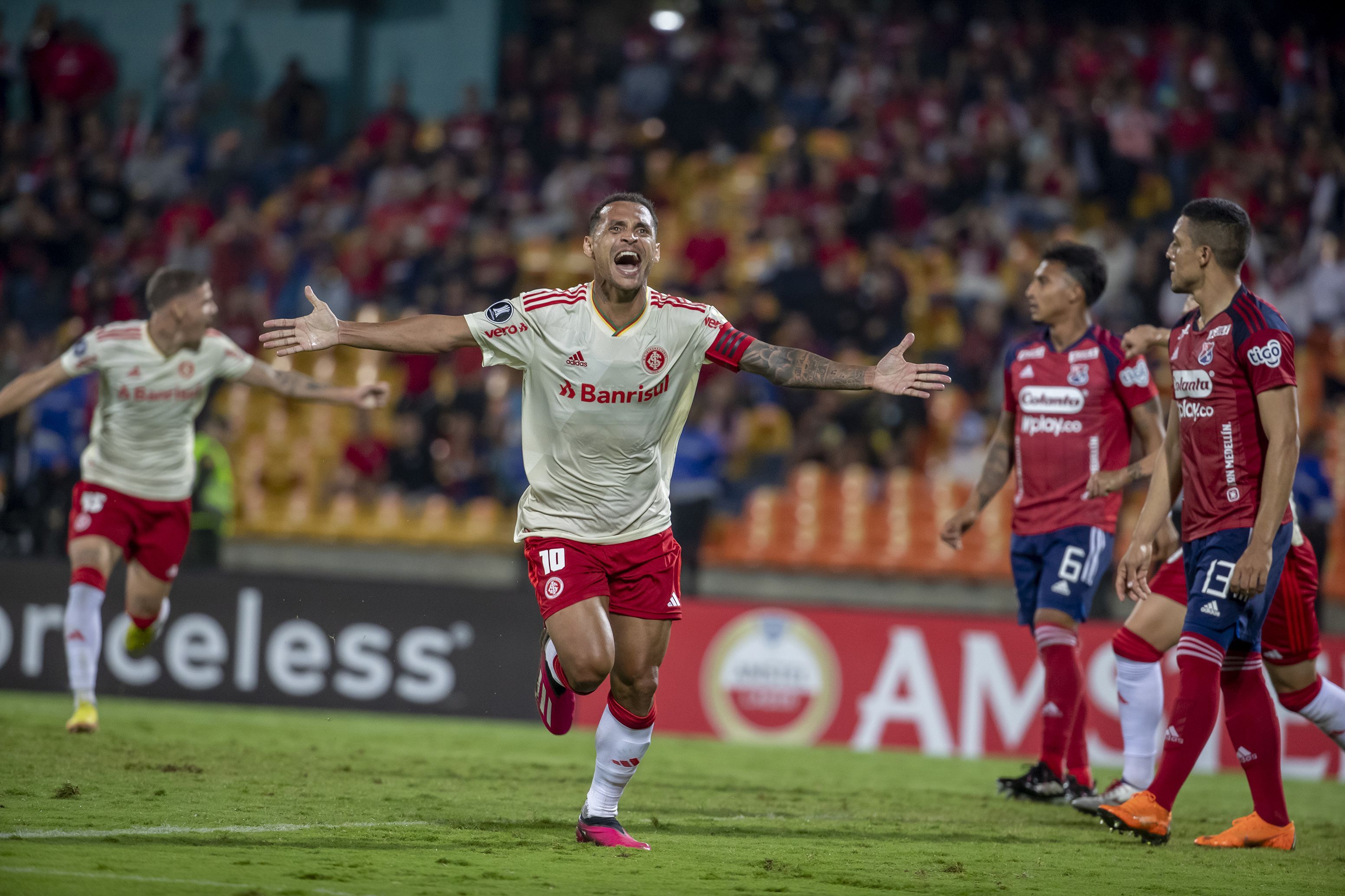 Alan Patrick comemora o gol de empate do Internacional na Colômbia