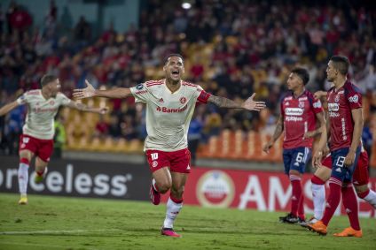 Alan Patrick comemora o gol de empate do Internacional na Colômbia
