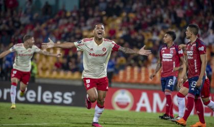 Alan Patrick comemora o gol de empate do Internacional na Colômbia