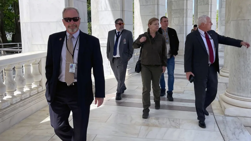 A ministra ucraniana de Assuntos de Veteranos, Yulia Laputina, visita o Cemitério Nacional de Arlington em abril de 2023 / Embaixada da Ucrânia nos Estados Unidos da América