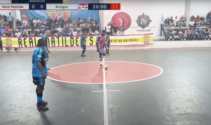 Torcedor assobia em jogo de futsal e partida começa sem arbitragem; entenda
