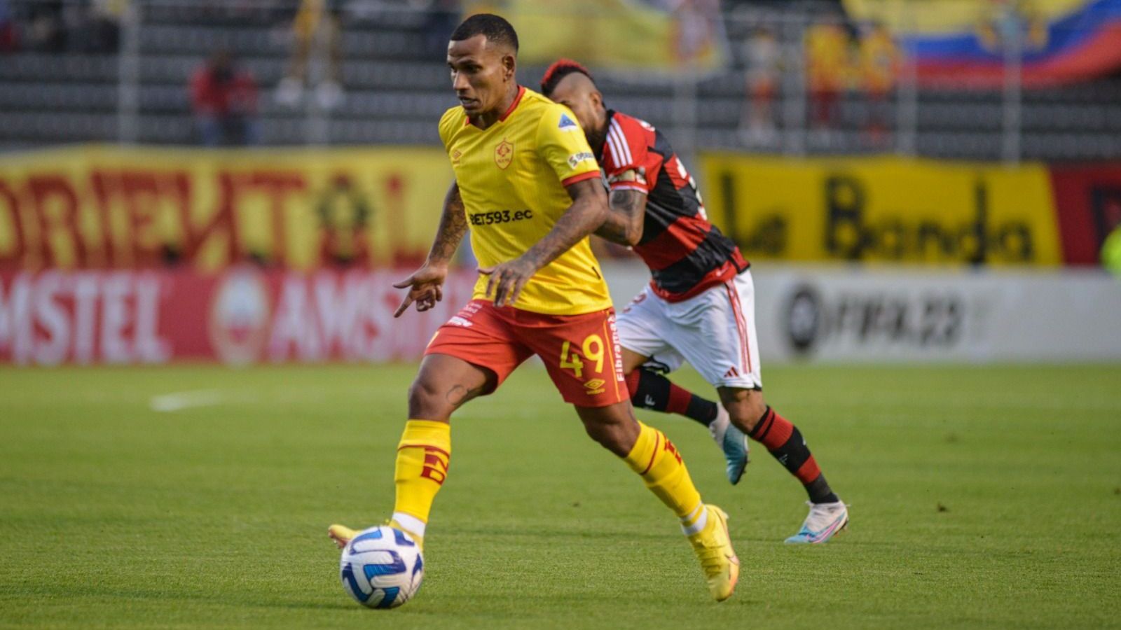 Otero carrega a bola para o Aucas contra o Flamengo