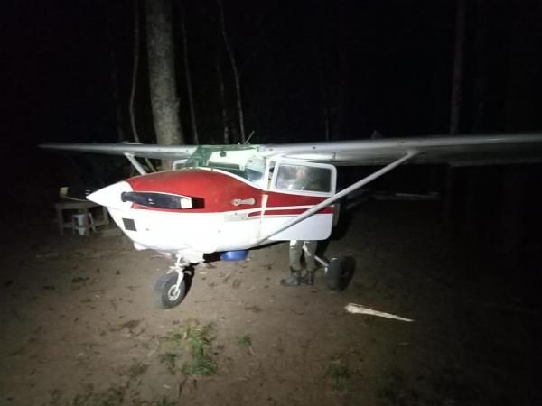 Avião incendiado pelas autoridades em Roraima. Comando Operacional Conjunto Amazônia/FAB