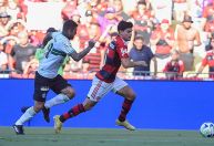 Com Sampaoli no Maracanã, Flamengo vence Coritiba na estreia do Brasileirão