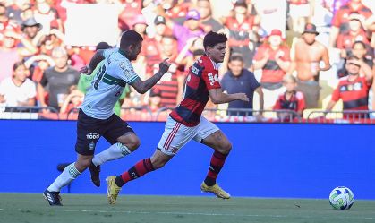 Com Sampaoli no Maracanã, Flamengo vence Coritiba na estreia do Brasileirão