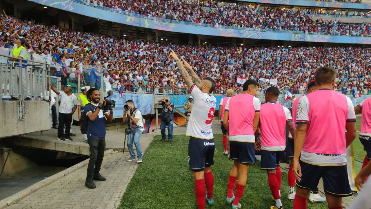Everaldo comemora gol com a torcida do Bahia