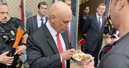 Ministro Alexandre de Moraes provando a comida servida aos presos no Complexo da Papuda / Divulgação/STF