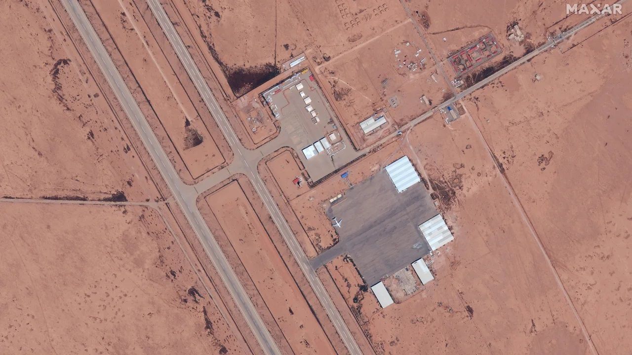 Uma imagem de satélite do Ilyushin-76 Candid na base aérea de al-Khadim, na Líbia, usada pelo Grupo Wagner em 18 de abril / Maxar Technologies
