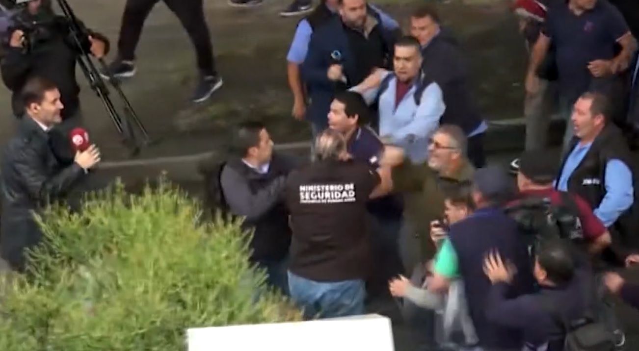 Momento do ataque a Sergio Berni, ministro argentino / CNN Espanol