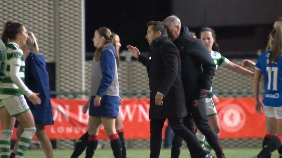 Técnico do Rangers acerta cabeçada no treinador do Celtic.