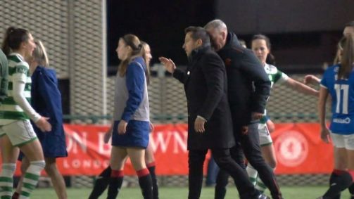 Técnico do Rangers acerta cabeçada no treinador do Celtic.