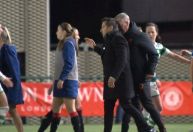 Técnico de time feminino dá cabeçada em rival e é suspenso