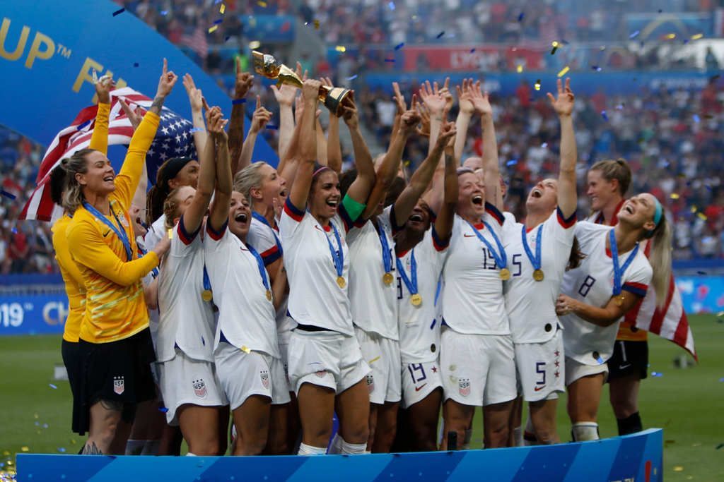 Estados Unidos levantam a taça do Mundial de 2019 - Imagem: Shutterstock | Romain Biard