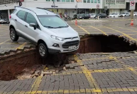 Buraco se abre em avenida no PR e quase “engole” veículo que transitava pelo local