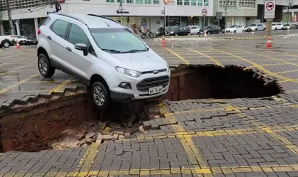 carro em cratera