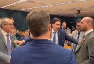 Eduardo Bolsonaro parte para cima de deputado petista após facada ser questionada: “Te enfio a mão na cara”