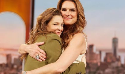 Em conversa com Drew Barrymore, Brooke Shields fala sobre traumas e revela que mãe era apaixonada por ela