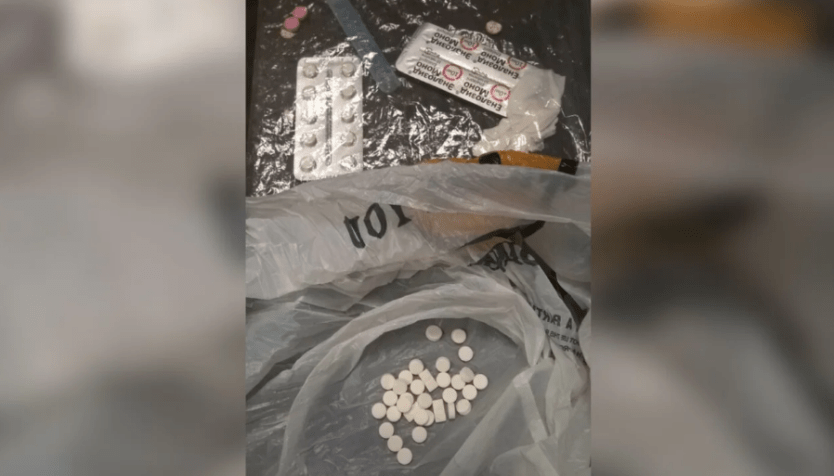 Pílulas contendo o forte sedativo phenazepam foram encontradas ao redor do corpo inconsciente da vítima, no que as autoridades dizem ser uma tentativa de Nasyrova de encenar um suicídio / Procurador Distrital do Queens
