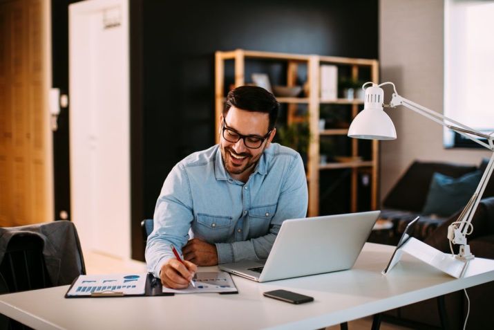 / Vantagens do empreendedorismo online - Imagem: Shutterstock / Djile