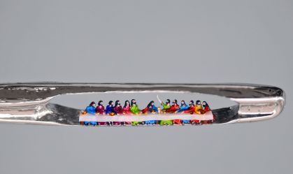 Esculturas minúsculas que cabem dentro de uma agulha; veja como são feitas