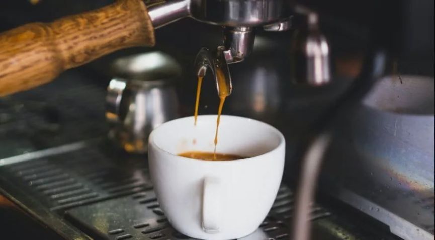 Xícara de café expresso / Jess Eddy na Unsplash