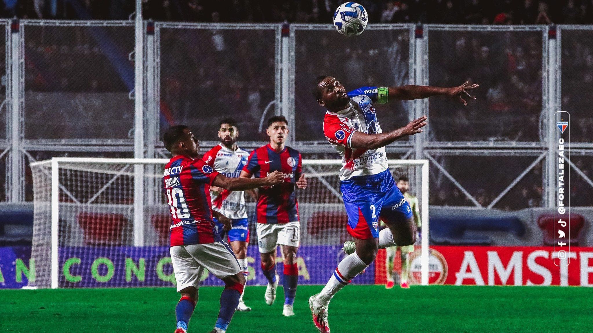Tinga disputa bola em San Lorenzo x Fortaleza; ele abriu o placar para o Leão