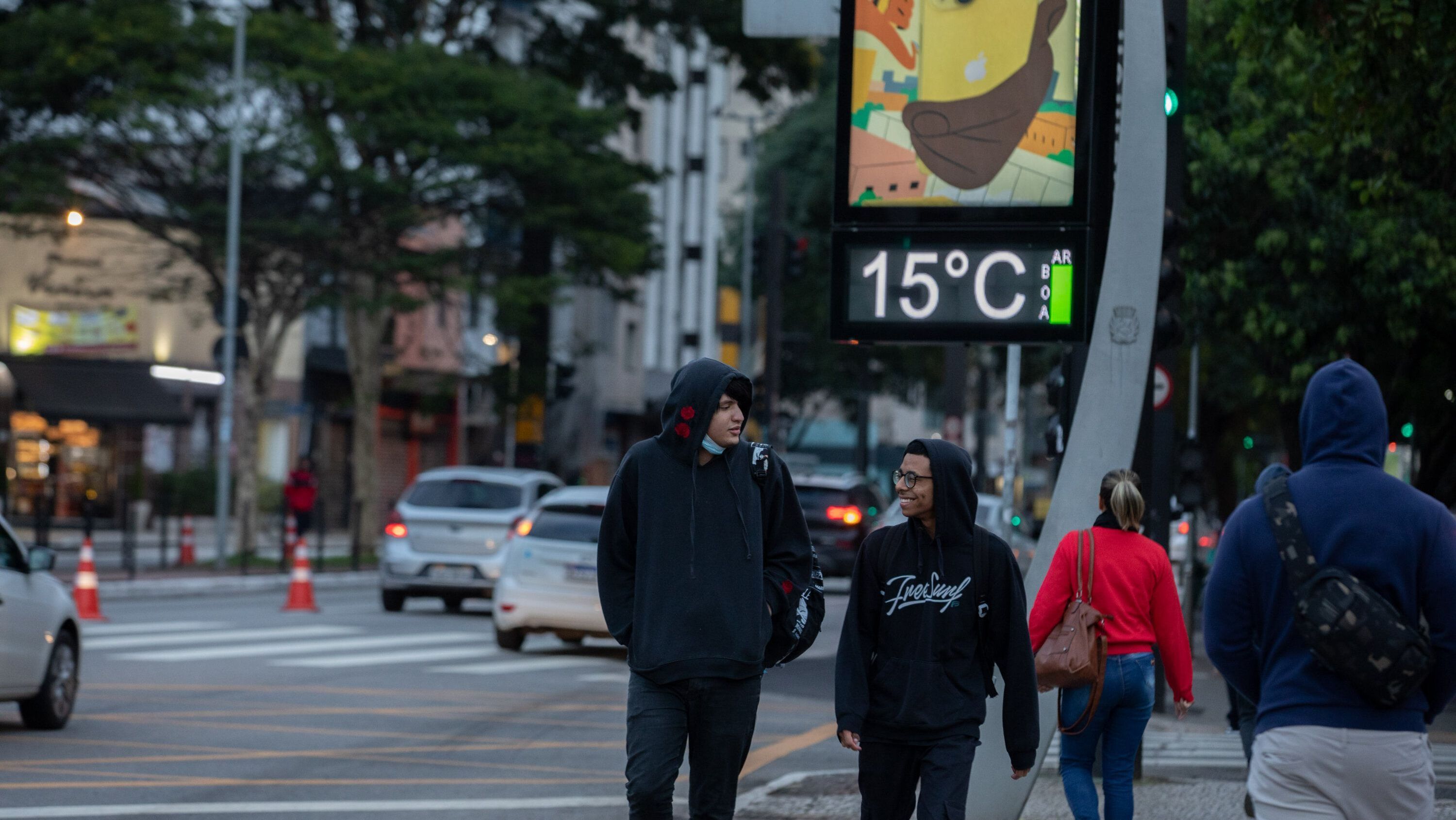 SP - CLIMA/SP - GERAL - Pedestres enfrentam manhã de frio nesta   sexta-feira, 21 de abril de 2023, na   zona sul da capital paulista, onde os   termômetros registram 15°C.   21/04/2023