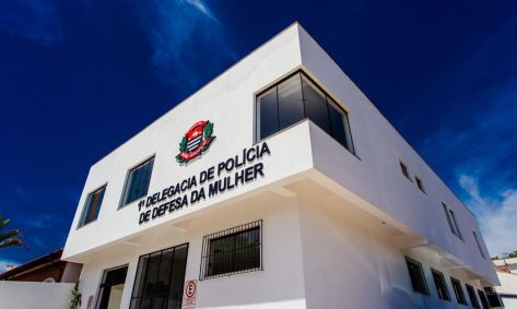 A primeira Delegacia de Polícia de Defesa da Mulher do país foi aberta em São Paulo em 1985.
