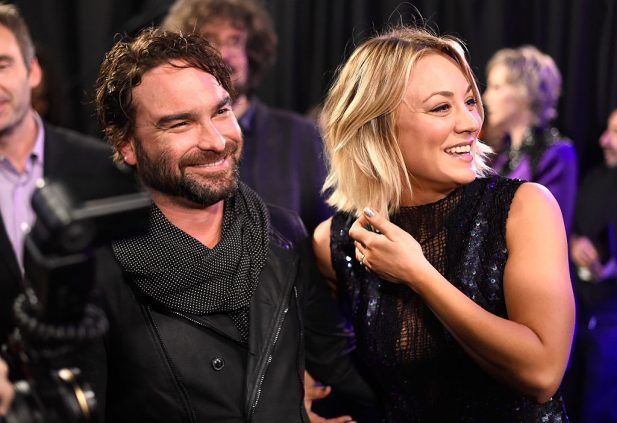 Kaley Cuoco e Johnny Galecki também são um bom exemplo. Enquanto Penny e Leonard viviam um romance em "The Big Bang Theory", eles namoraram na vida real por 3 anos. Mesmo com o fim, seguiram juntos na ficção como um dos casais mais queridos da TV. • Getty Images
