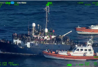 Guarda Costeira italiana escolta 1.200 imigrantes em barcos no Mar Mediterrâneo