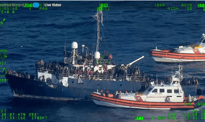 Guarda Costeira italiana escolta 1.200 imigrantes em barcos no Mar Mediterrâneo