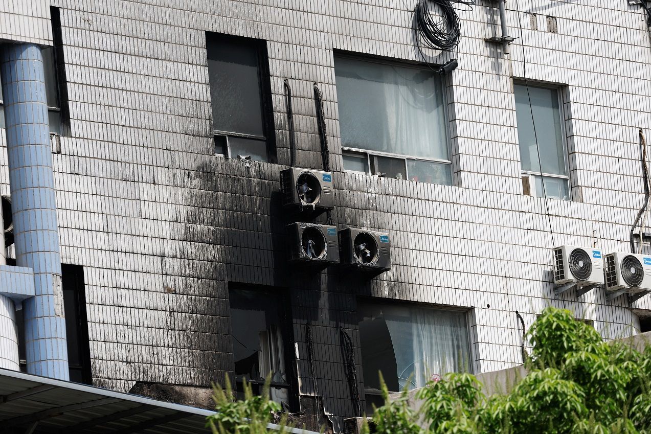 Janelas queimadas são vistas após incêndio em hospital de Pequim, na China
