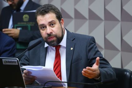 O deputado Guilherme Boulos (PSOL-SP) durante comissão sobre o Minha Casa, Minha Vida