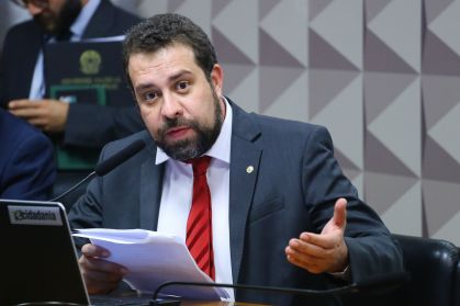 O deputado Guilherme Boulos (PSOL-SP) durante comissão sobre o Minha Casa, Minha Vida