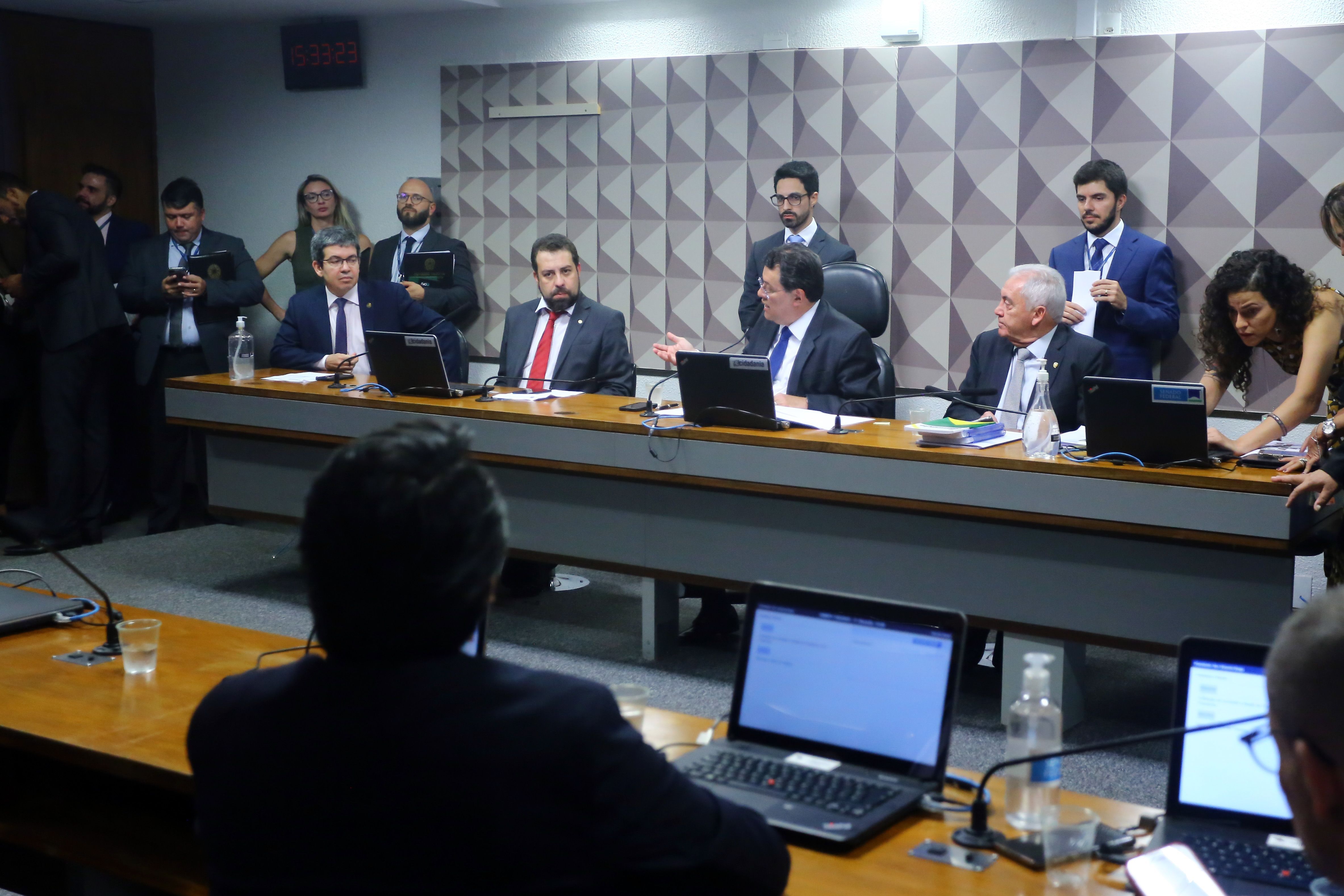 Deputados debatem durante comissão mista da medida provisória sobre o Minha Casa, Minha Vida